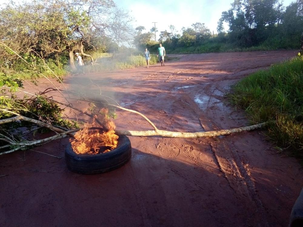 Pelo 2º dia consecutivo de protesto, moradores cobram recuperação da BA-505