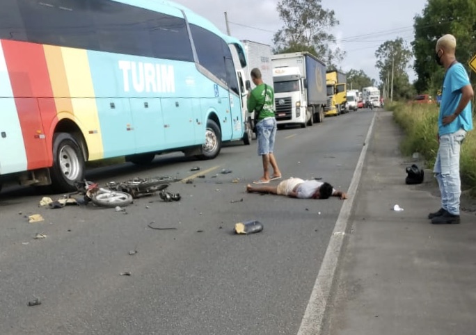 Motociclista morre após colisão com carreta em Dias D'Ávila
