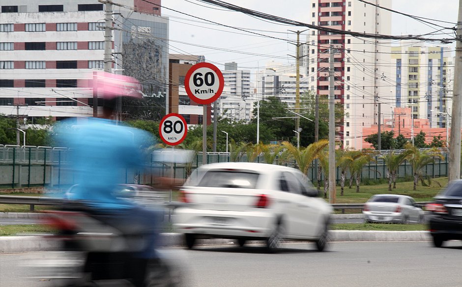 Senado aprova projeto que dobra limite de pontos para suspensão da CNH