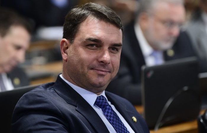 Justiça proíbe Globo de exibir documentos do caso Flávio Bolsonaro, diz coluna