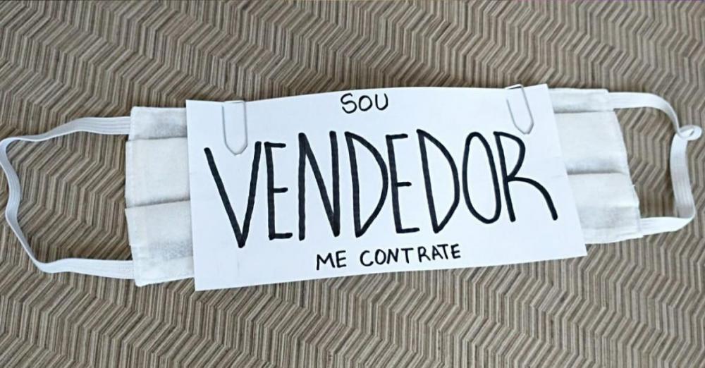 Desempregados conseguem trabalho após usar máscara de proteção como anúncio