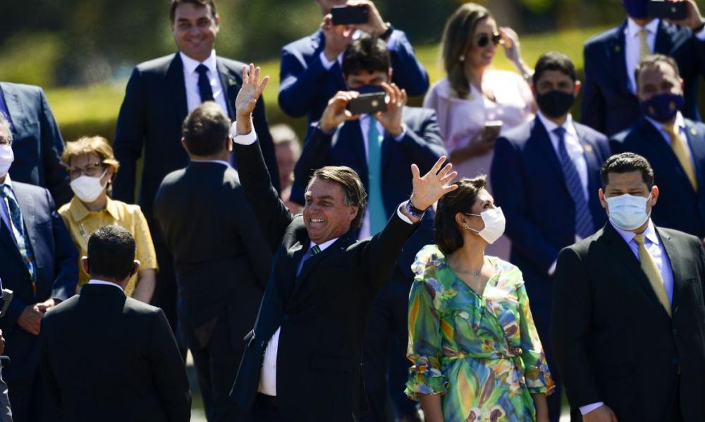 Bolsonaro cumprimenta populares em solenidade de 7 de Setembro 