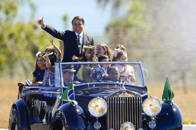 Bolsonaro destaca compromisso com democracia e Constituição 