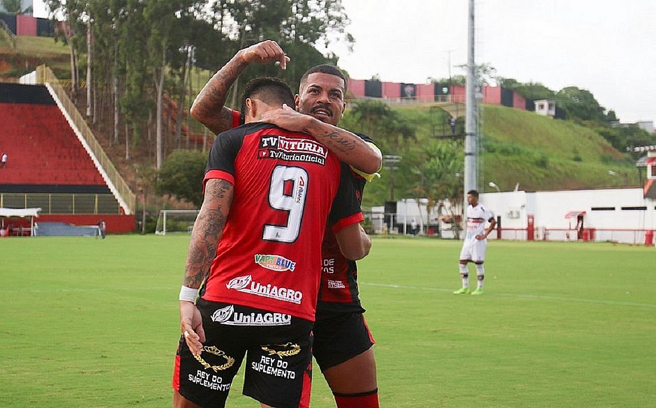 Léo Ceará e Carleto participaram de 39% dos gols do Vitória