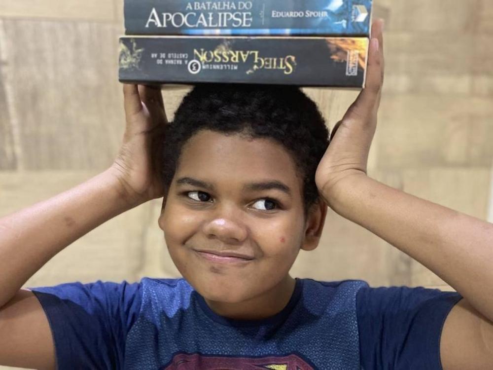 Vítima de racismo, baiano de 13 anos amante dos livros planeja montar bibliotecas públicas