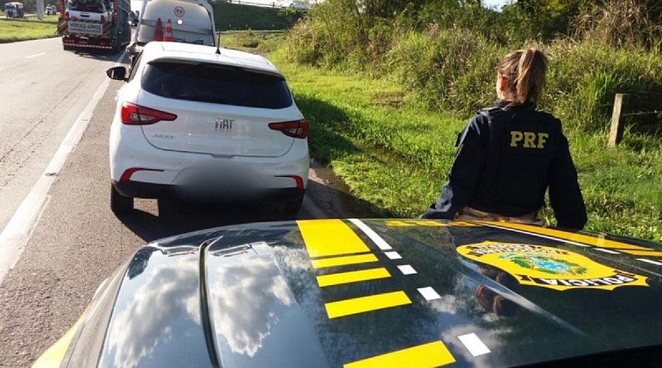 Motorista derruba cancela de pedágio e é preso com carro roubado na BR-324