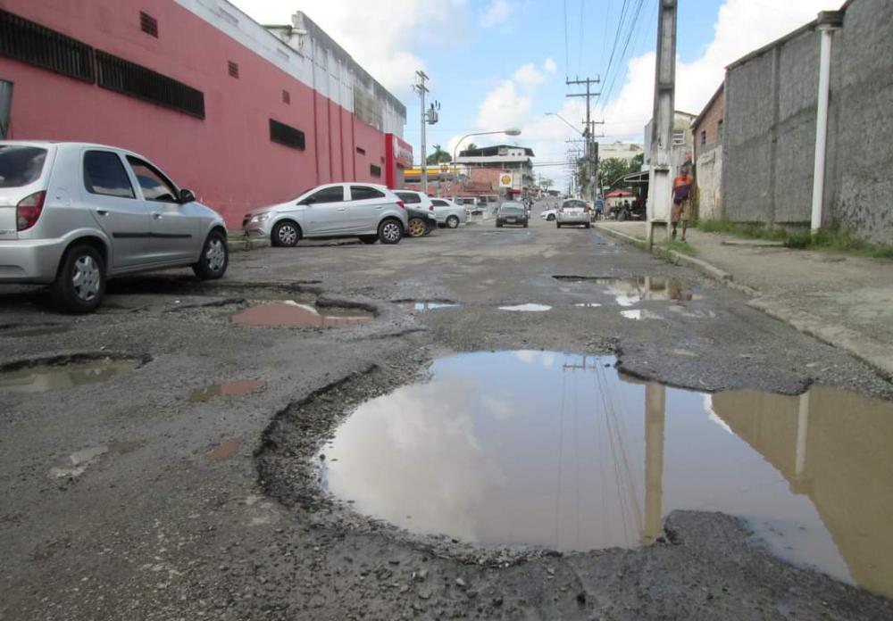Motoristas reclamam de rua esburacada no Centro de Dias d’Ávila