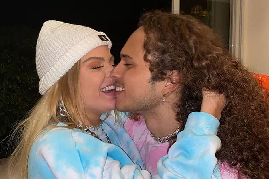 Luisa Sonza e Vitão assumem namoro com beijo e mão no bumbum