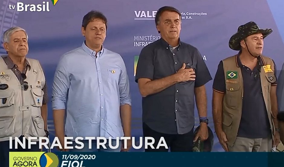 Bolsonaro participa de entrega de trecho de obra da Fiol ao Exército