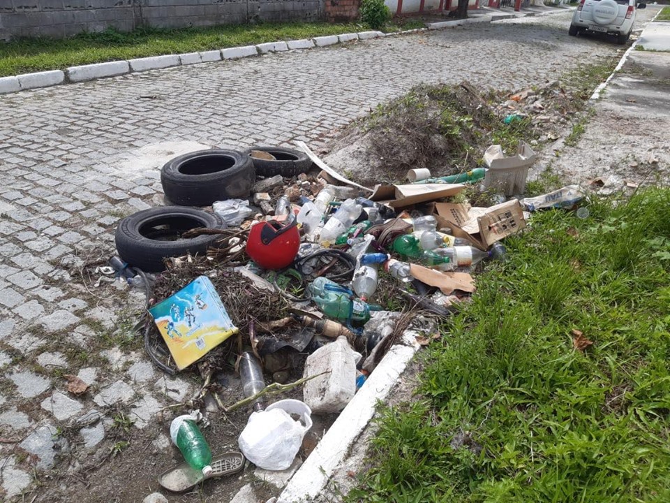 Moradores reclamam de lixo e entulho acumulados há 10 dias em Dias d'Ávila