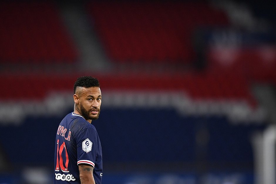 Neymar é expulso e acusa rival de racismo em derrota do PSG