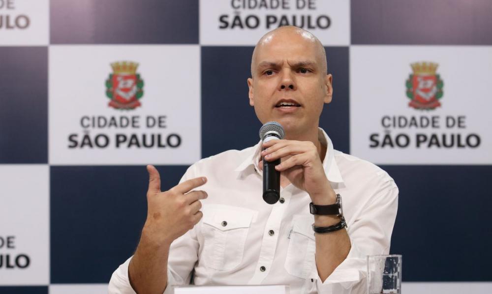 Covas está reunido com equipe para decidir anúncio hoje de volta às aulas em SP