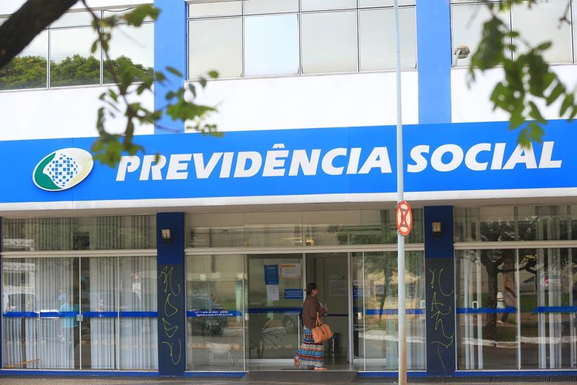 Governo manda médicos peritos do INSS voltarem e ameaça desconto