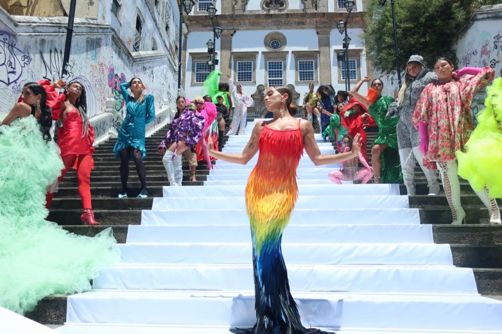 Com 'Cardi B no Pelourinho', Anitta lança clipe de 'Me Gusta'