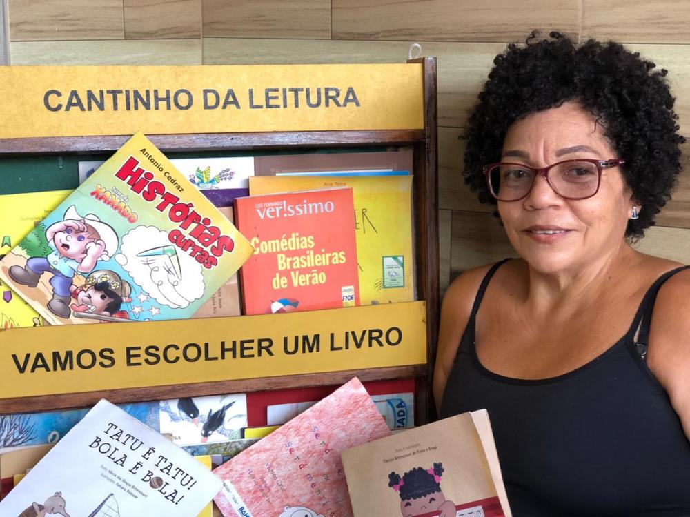 Professora matense estimula a leitura com mini biblioteca na varanda de casa
