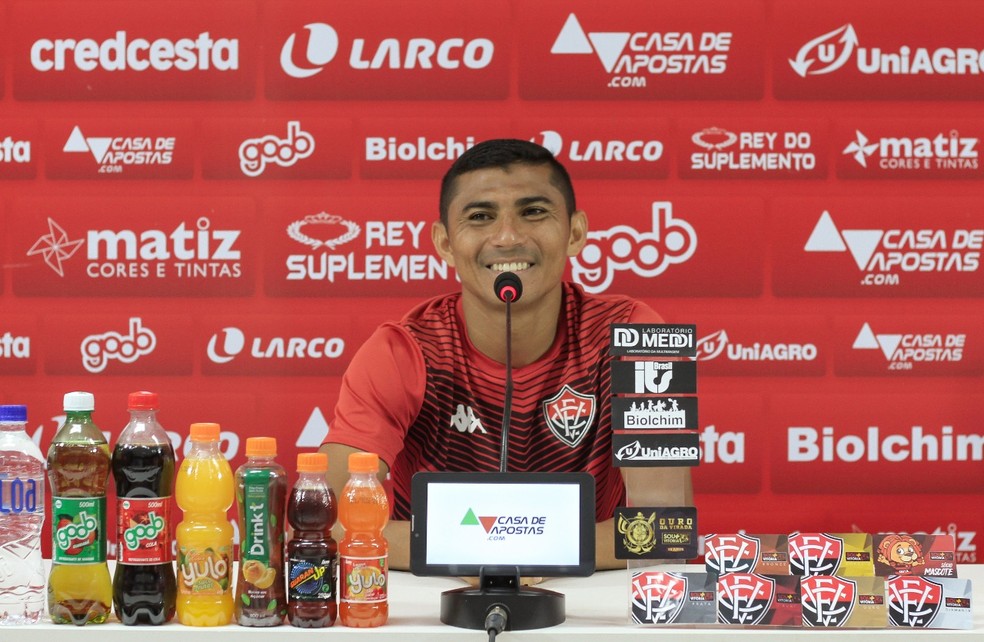 Vitória anuncia contratação de meia Juninho Quixadá