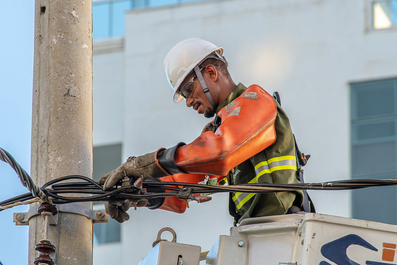 Coelba realiza desligamentos de energia neste domingo em Dias d'Ávila