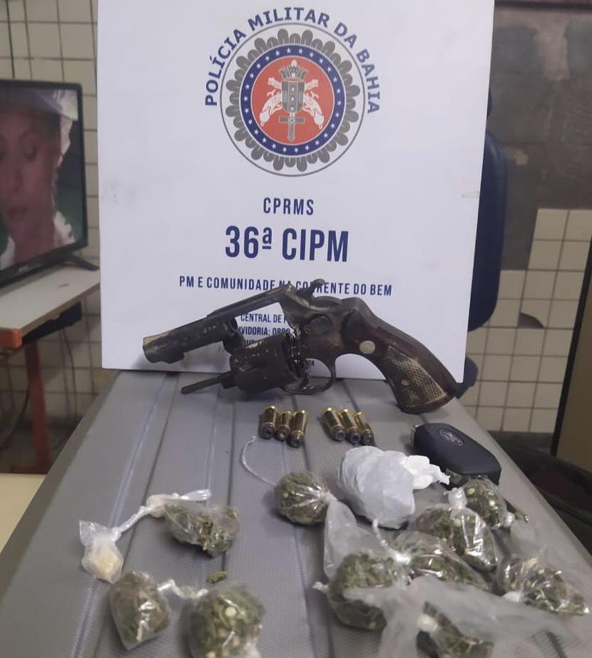 PM apreende arma, drogas e recupera veículo roubado em Dias d’Ávila