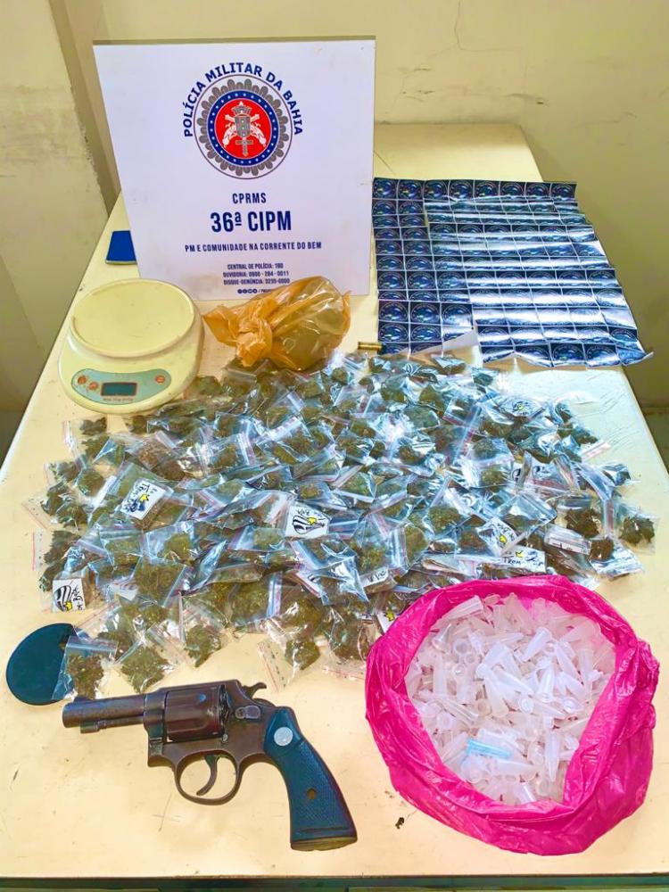 Homem é preso com arma e 328 embalagens de maconha em Dias d’Ávila
