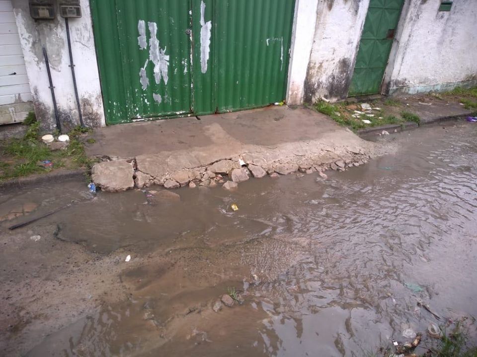 Moradores reclamam de esgoto que invade casas em Dias d’Ávila