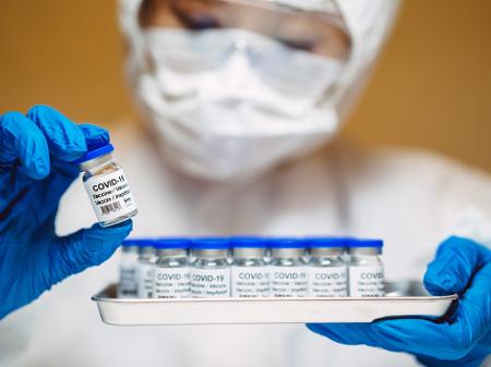 Oxford adia para janeiro entrega das primeiras doses da vacina da Covid-19