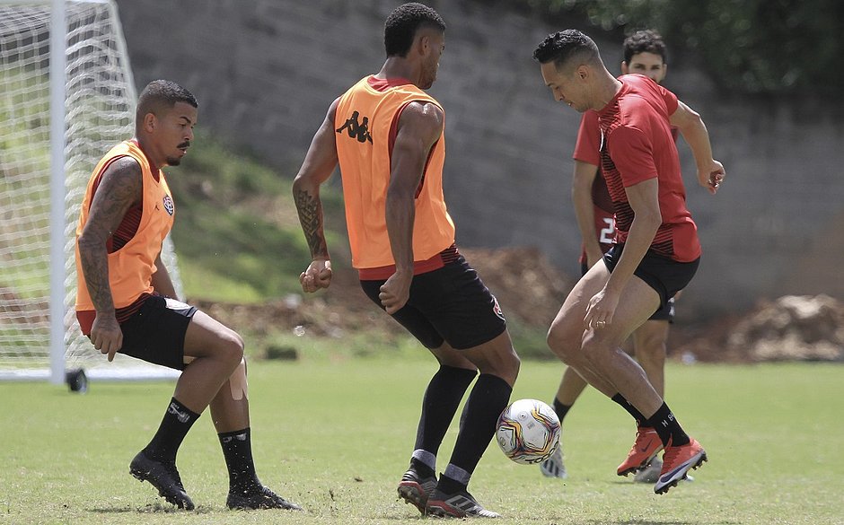 Vitória tenta reabilitação diante do melhor visitante da Série B