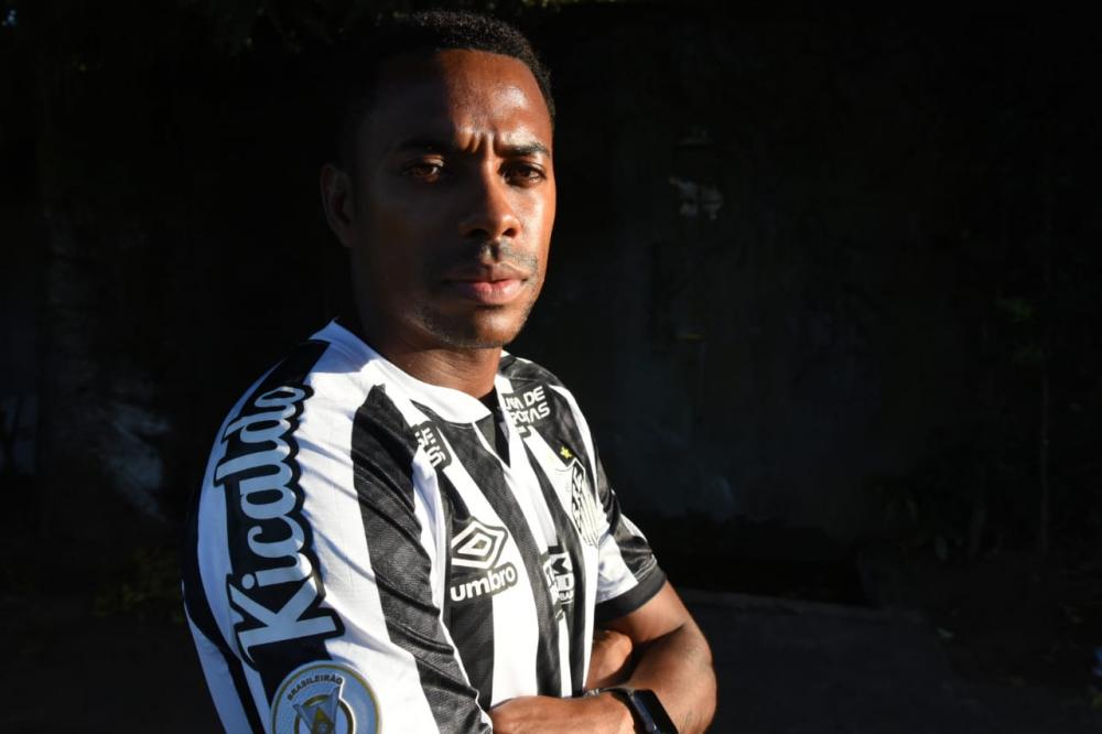 Santos anuncia a volta do atacante Robinho por cinco meses