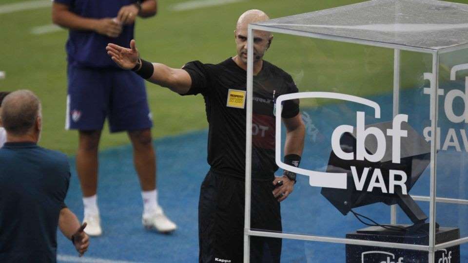 'Me senti ofendido em minha honra', diz árbitro ofendido por técnico do Bahia 