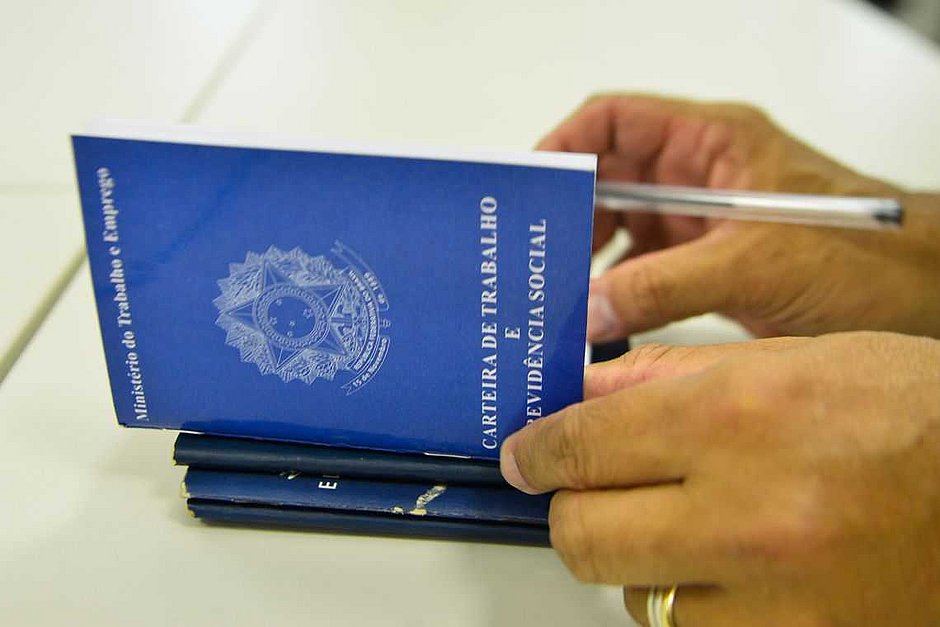 Governo prorroga até dezembro programa que reduz jornada e salário
