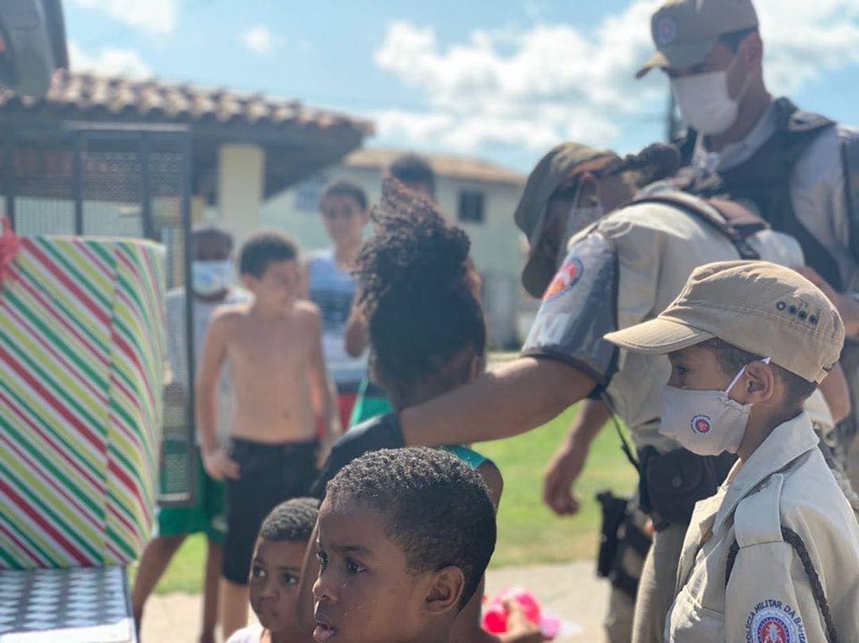 PM entrega 600 brinquedos em comemoração ao Dia das Crianças em Dias d'Ávila