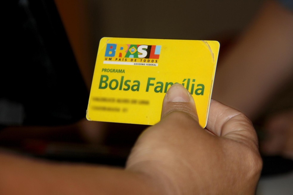 Guedes diz que Bolsa Família permanecerá se governo não conseguir financiar Renda Cidadã