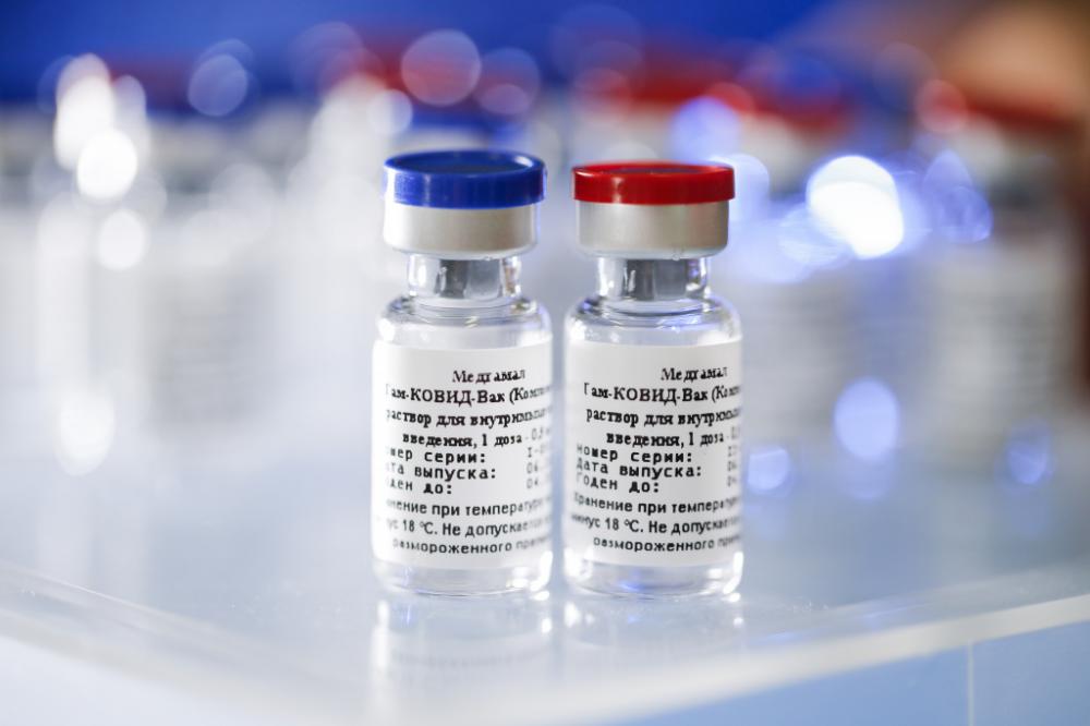 Brasil deve começar a produzir vacina russa contra a covid-19 em dezembro