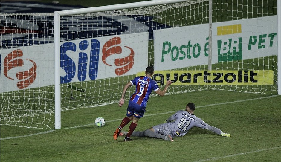 Bahia vira com golaço de Gilberto e vence Atlético-MG em Pituaçu 