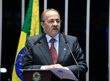 Senador flagrado com dinheiro na cueca pede licença de 121 dias; filho assume mandato
