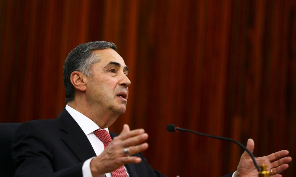 Após afastamento de senador, Barroso retira decisão do plenário do STF