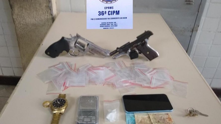PM prende homem acusado de tráfico de drogas em Camaçari