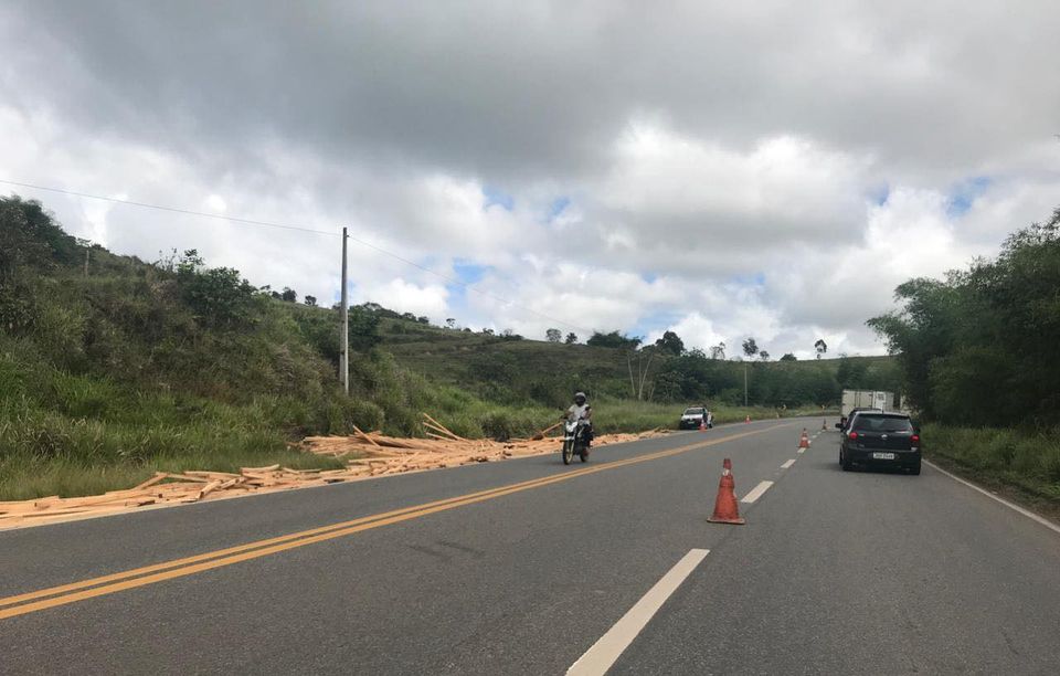 Motorista perde controle de caminhão e carga de madeira cai na BA-093