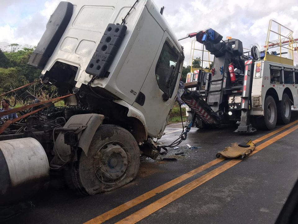 Carreta tomba e interdita parcialmente a BA-093 em Mata de São João