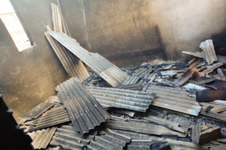 Casa de suspeito de matar menino a golpes de foice é incendiada por populares