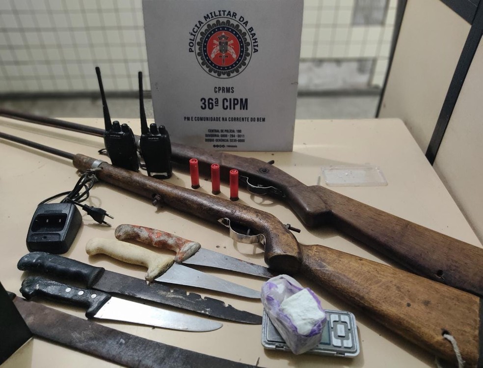 Homem é preso após ser flagrado com espingardas e cocaína em Dias d'Ávila