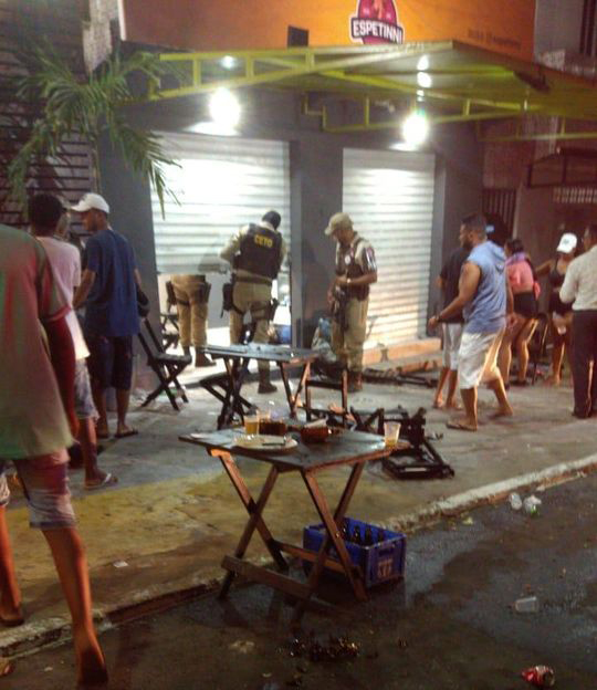 Jovem é morto a tiros dentro de bar em Camaçari