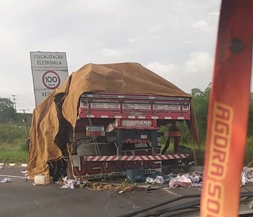 Batida envolvendo três caminhões deixa trânsito lento em trecho da BR-324