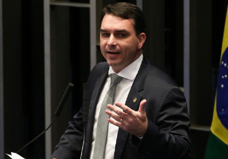 Ex-assessora de Flávio confessa rachadinha e entrega de valores para Queiroz