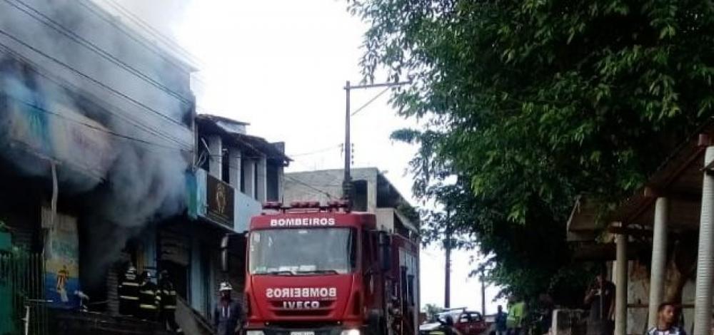 Incêndio atinge mercado em Simões Filho