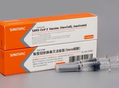 Causa de morte que teria suspendido testes da vacina Coronavac foi suicídio