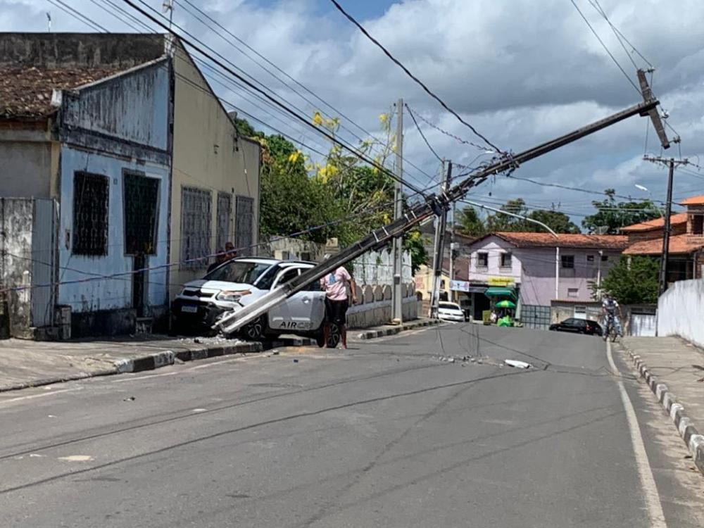 Carro colide com poste de energia em Mata de São João