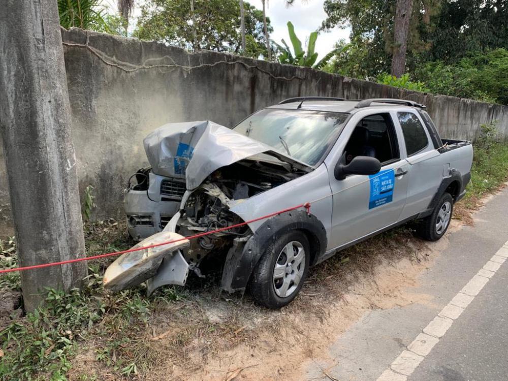 Carro colide em poste e provoca queda de energia em Mata de São João