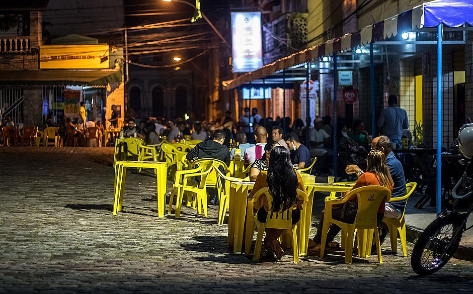 Mais de 60% dos bares e restaurantes da Bahia ainda operam no prejuízo, diz pesquisa da Abrasel