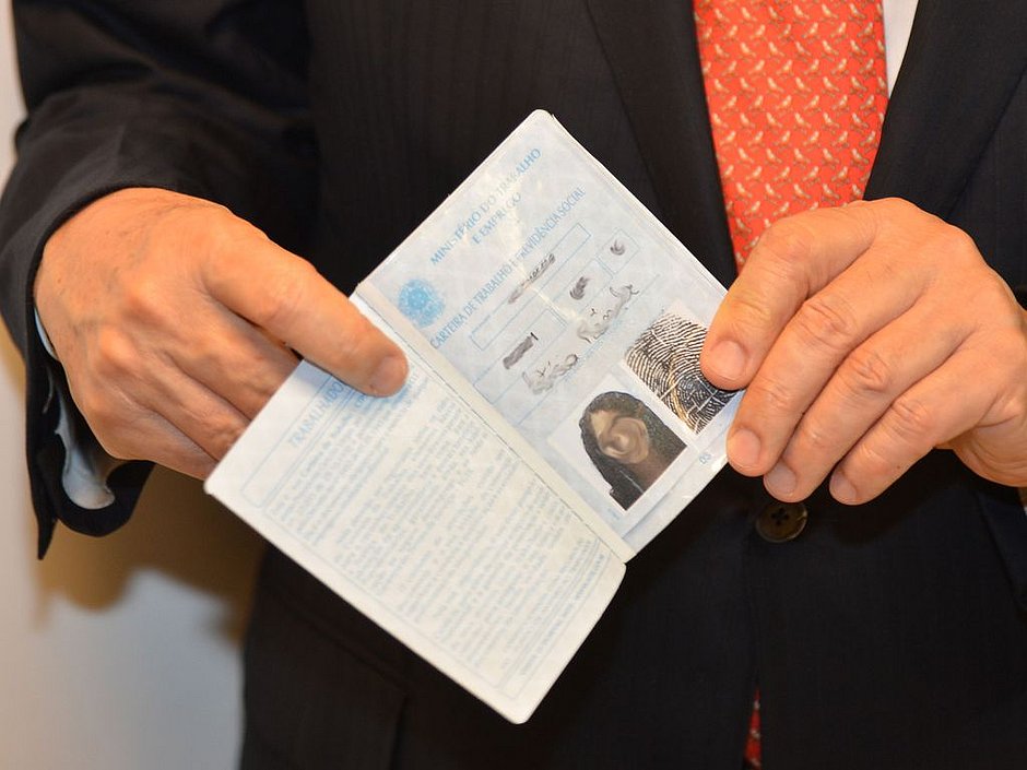 Trabalhadores com corte de salário e jornada têm direito ao 13º integral, diz governo