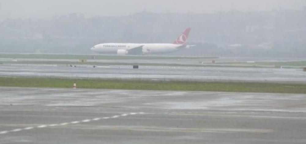 Avião com primeiro lote da vacina Coronavac desembarca no Brasil